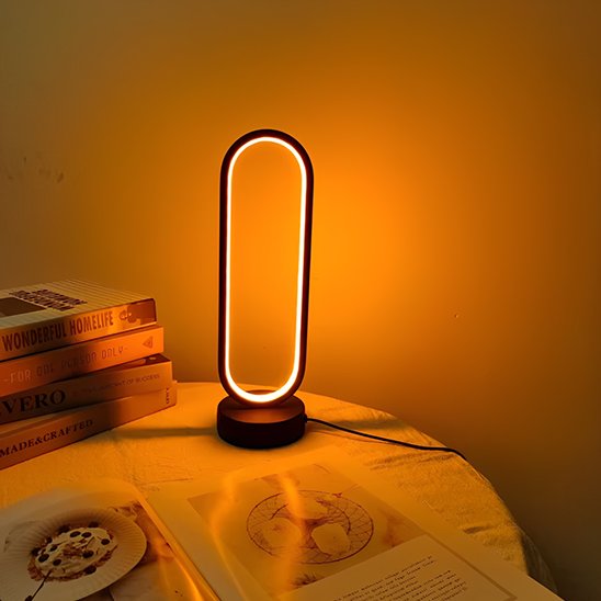 Lampe de table LED design diffusant une lumière chaude d'ambiance