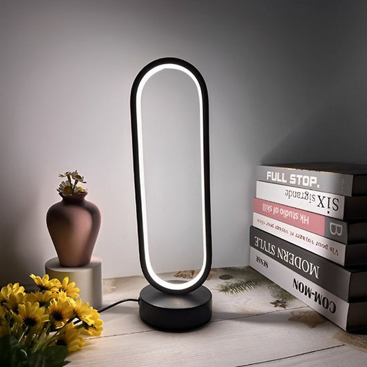 Lampe de table LED noire design avec éclairage blanc sur un bureau
