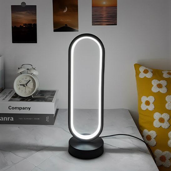 Lampe de table LED noire moderne dans un salon contemporain